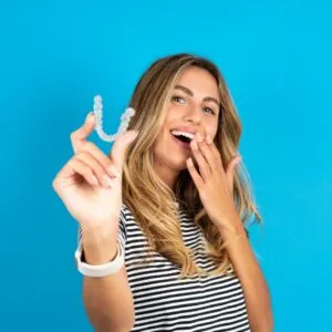 Orem woman smiling with straight teeth after invisalign treatment from cosmetic dentist in Provo